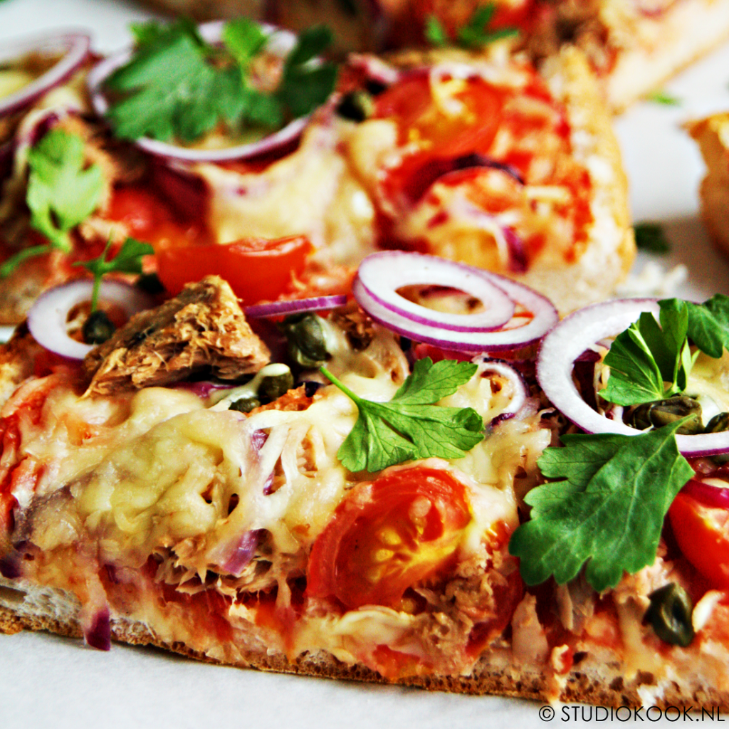 Turks brood pizza met tonijn