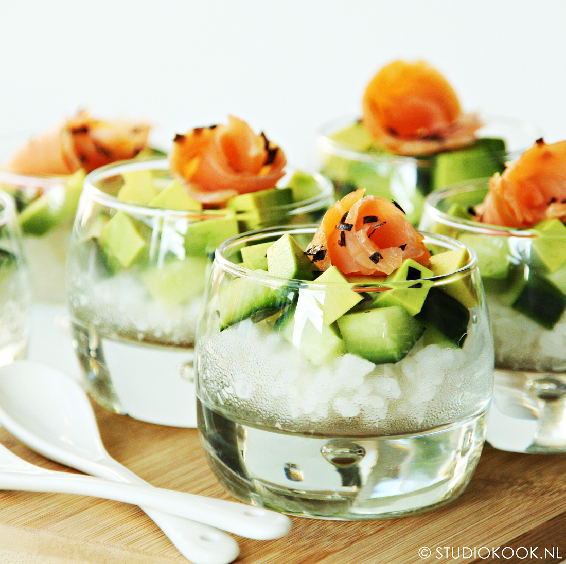 Shuraba Pracht Schandalig Sushi amuse glaasjes met gerookte zalm en avocado - StudioKOOK