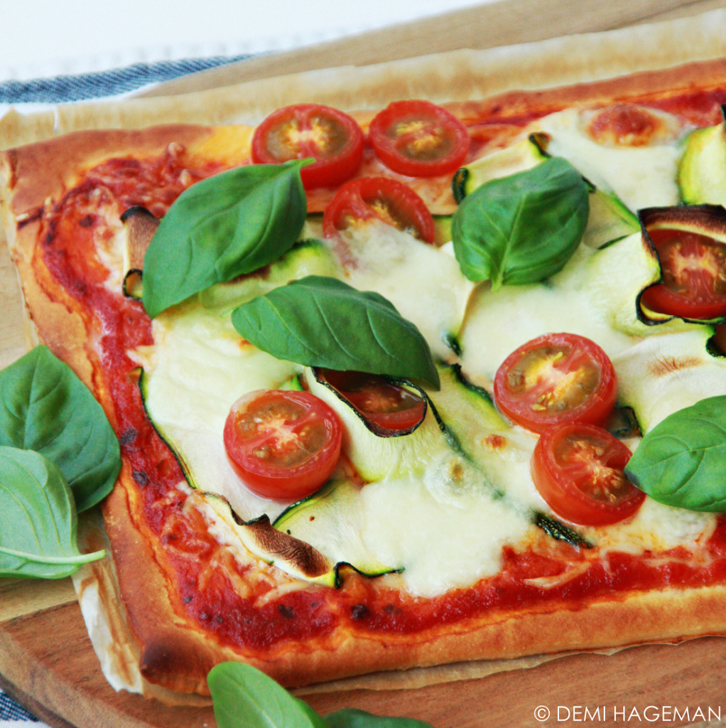 pizza caprese met courgette