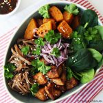 buddha bowl met tofu, pompoen en sobanoedels