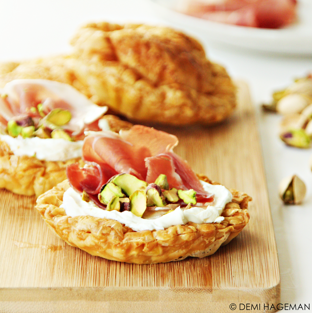 bladerdeegtaartjes met mascarpone, Serranoham en pistachenootjes