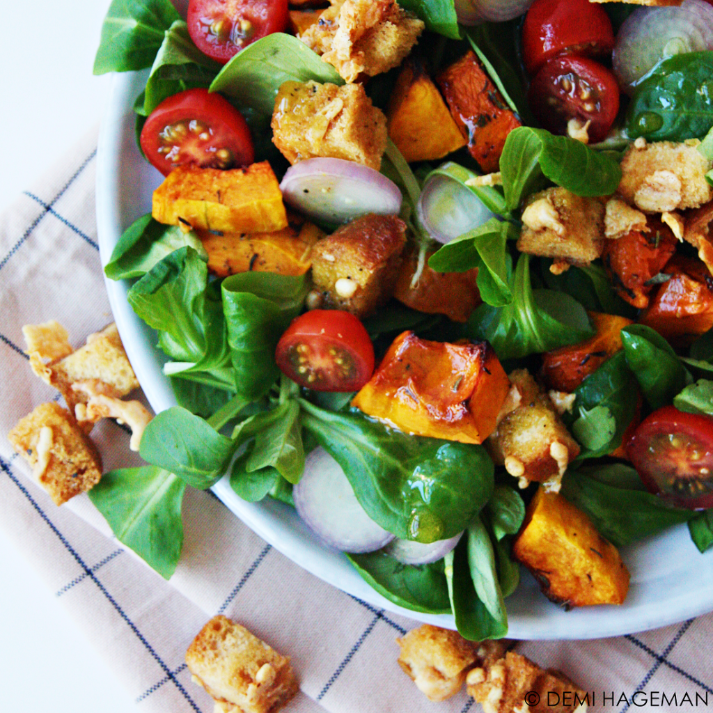 geroosterde pompoensalade met kaascroutons met honing-mosterdvinaigrette