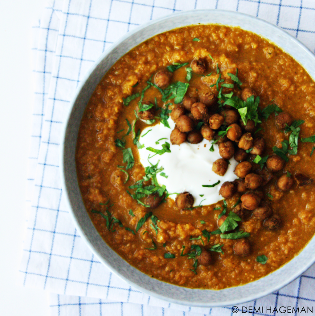 zoete aardappelsoep uit de blender met krokante kikkererwten en Griekse yoghurt
vegetarische soep