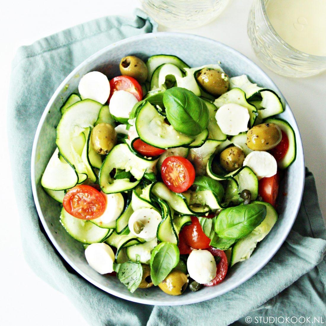 courgettisalade caprese met olijven en kappertjes