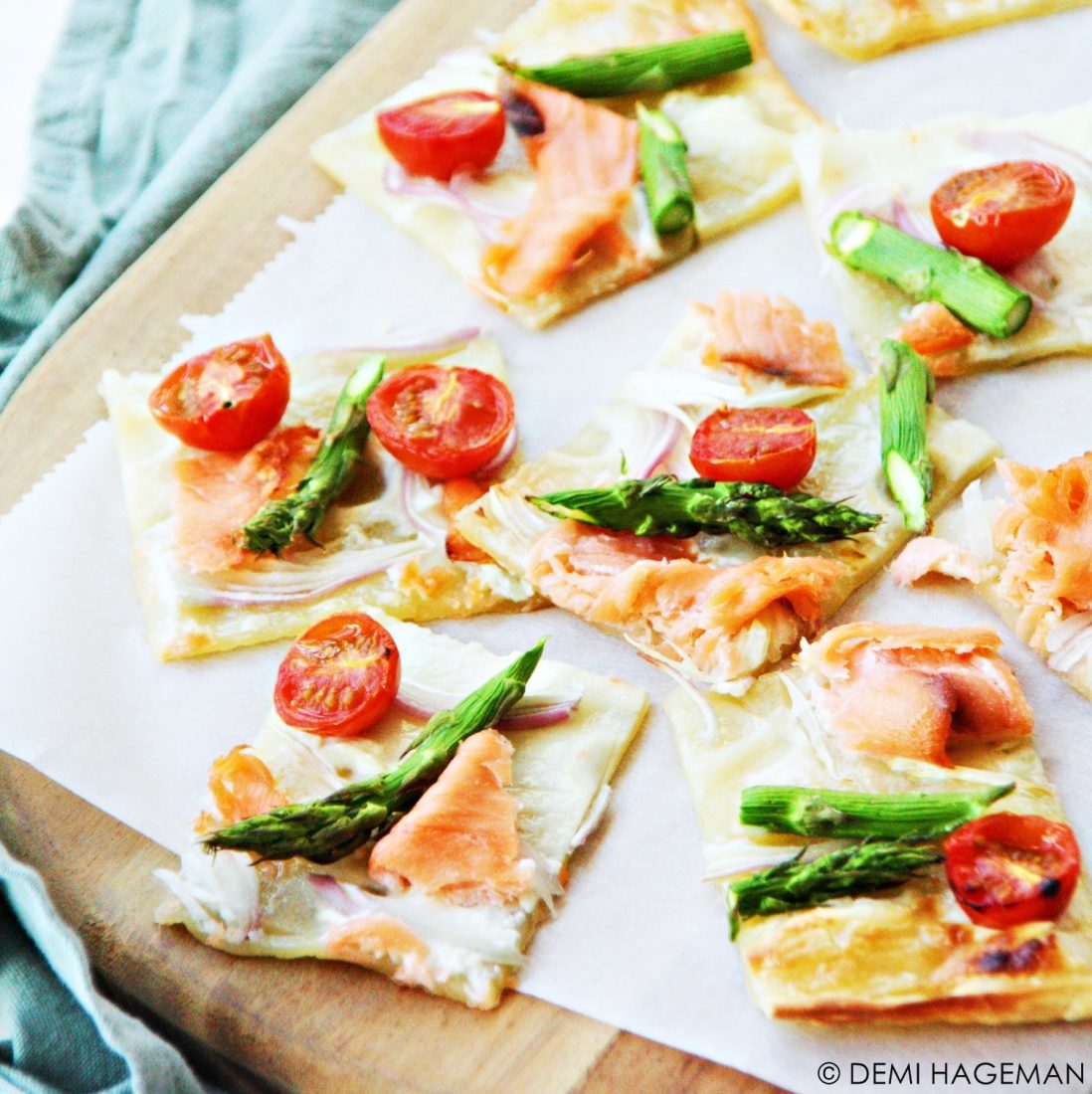 flammkuchen met gerookte zalm en groen asperges
borrelhapje met vis