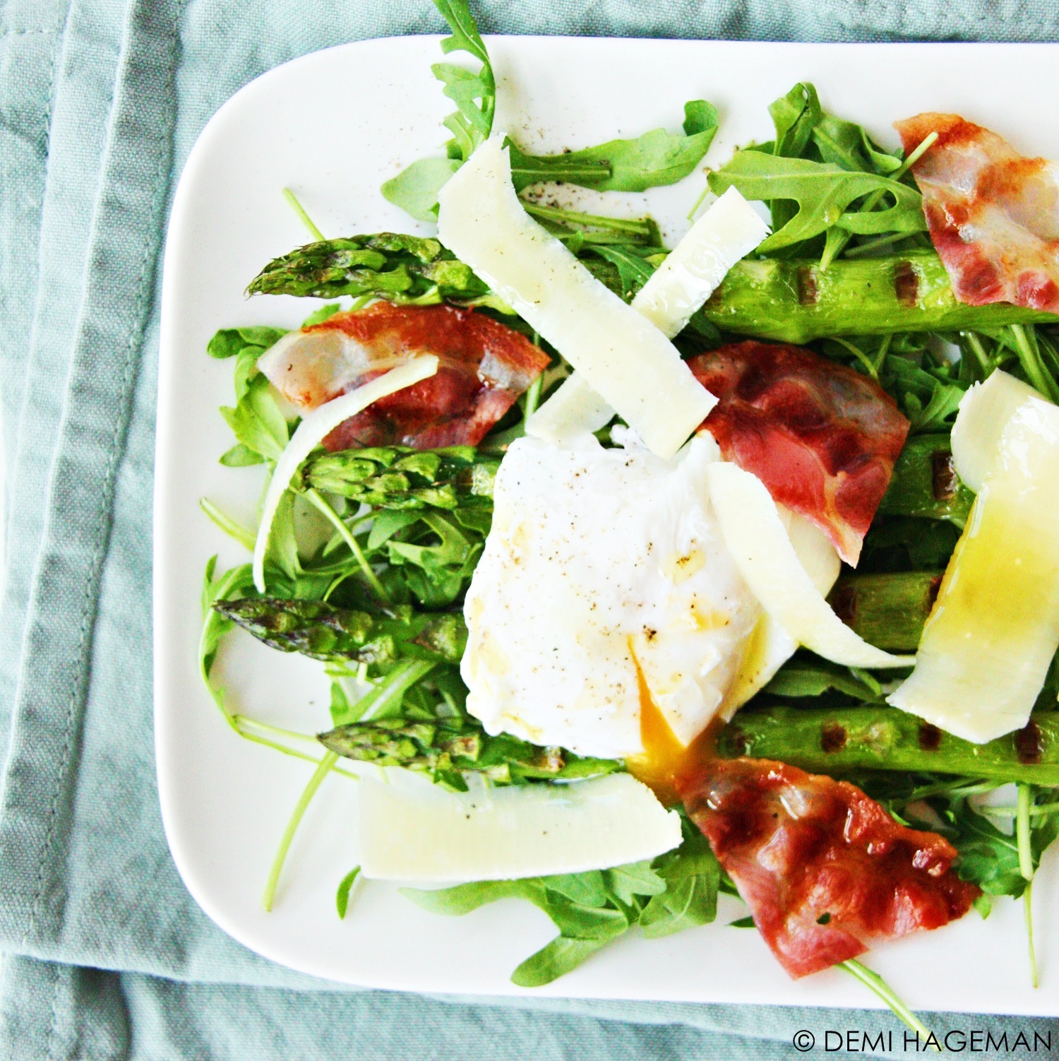 Salade met gegrilde asperges, gepocheerd ei en krokante spek