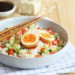 Oosterse rijstsalade met een gemarineerd ei