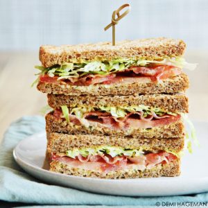 BLT sandwich met honing-mosterdsaus