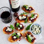 crostini met roquefort