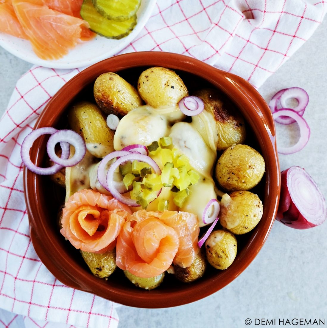 raclette met aardappeltjes, augurk en gerookte zalm
