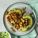 Scrambled tofu toast met avocado (vegan scrambled eggs)