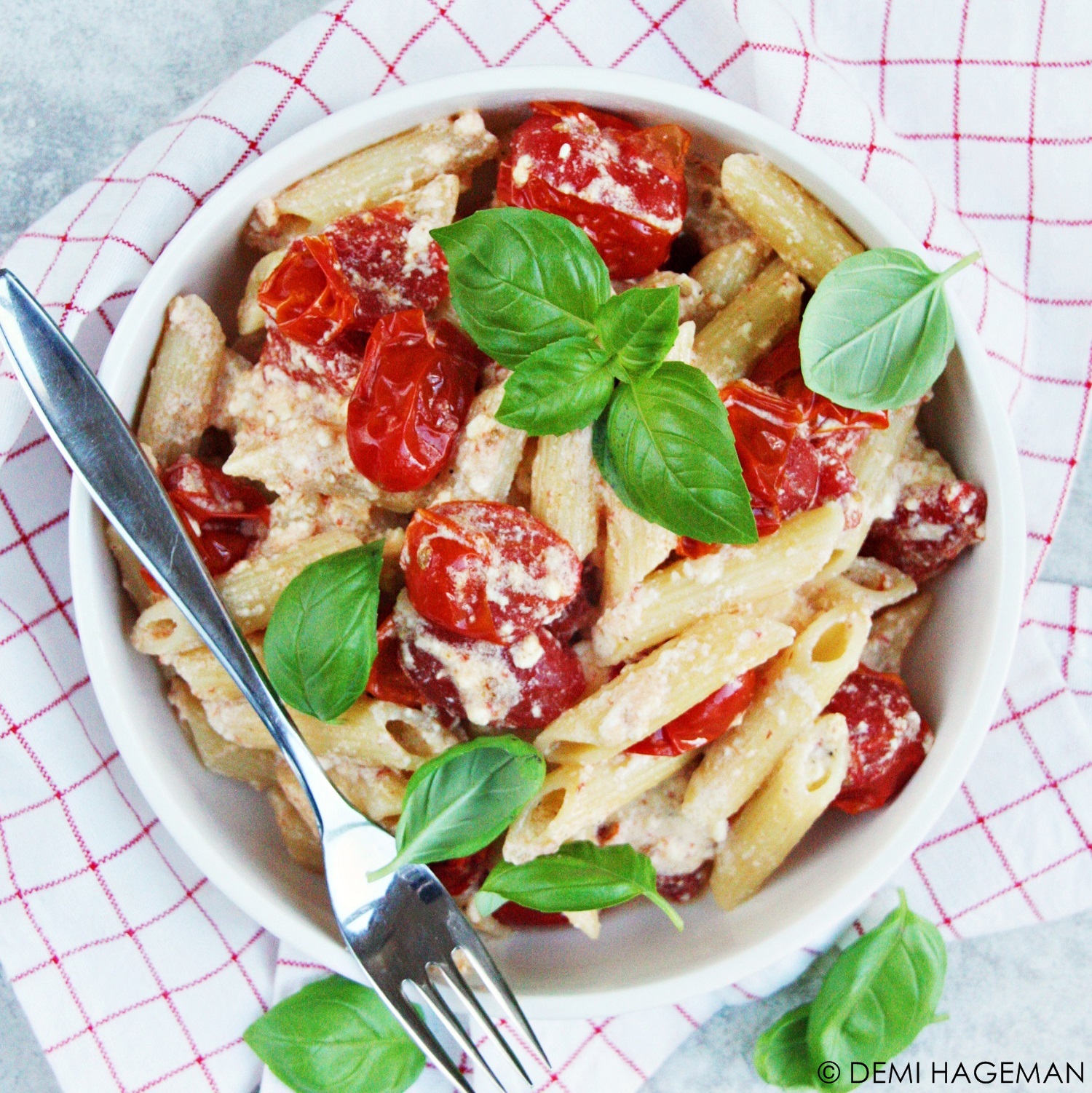Pasta met feta uit de oven budgetrecept StudioKOOK