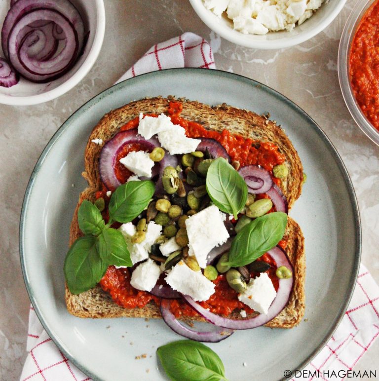 Toast Rode Muhamarra toast met feta en rode ui - StudioKOOK