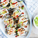 Sushi met surimi, komkommer en krokante topping