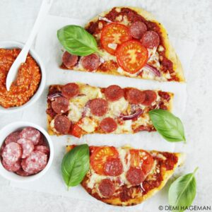 flatbread pizza met muhammara