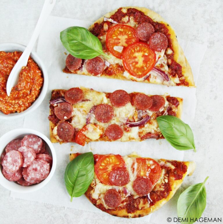 Flatbread pizza met muhammara, salami en tomaat StudioKOOK