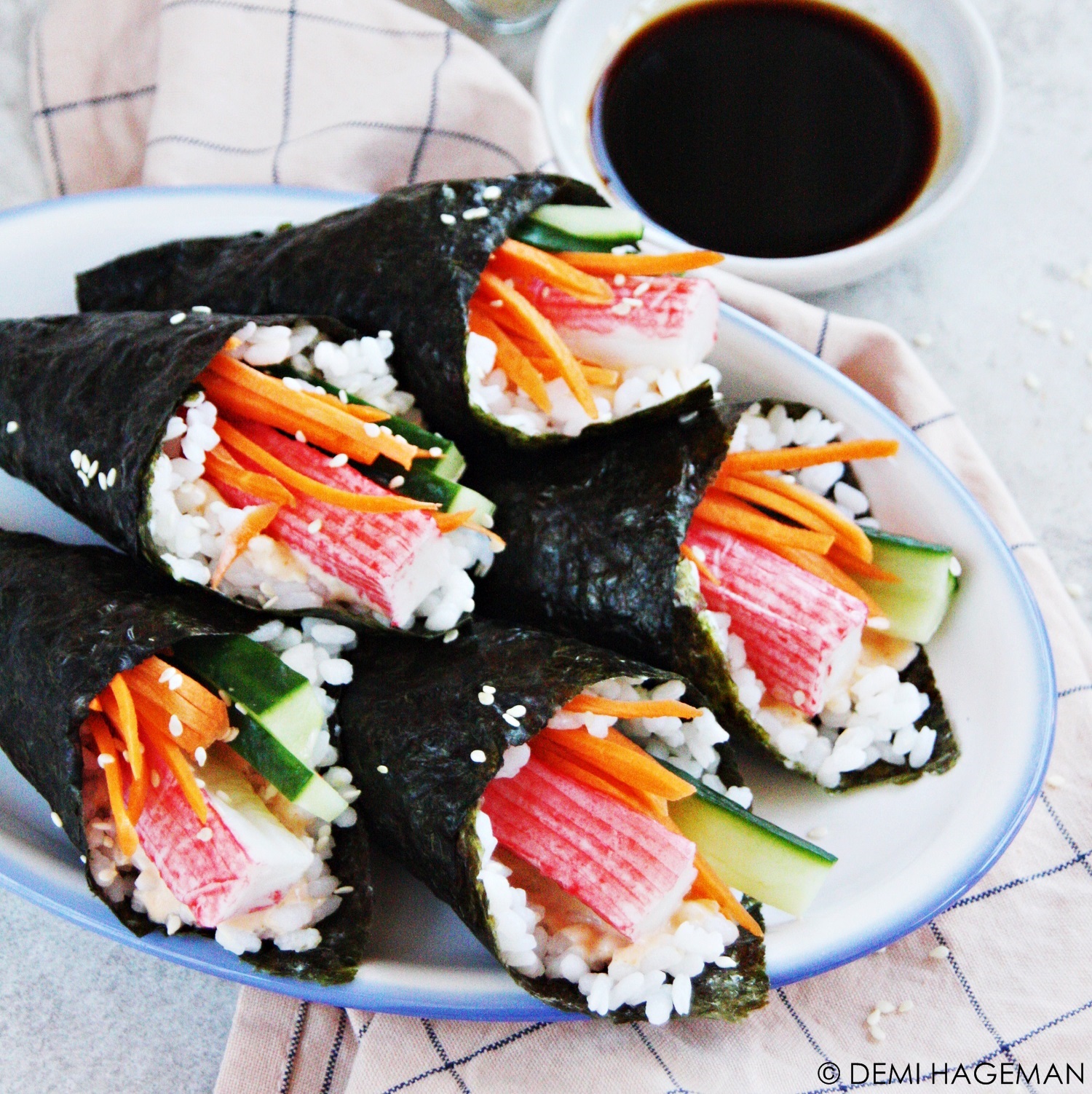 Temaki sushi met surimi handgerolde sushi StudioKOOK