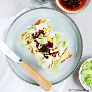 cottage cheese toast met lao gan ma chili crisp chili olie