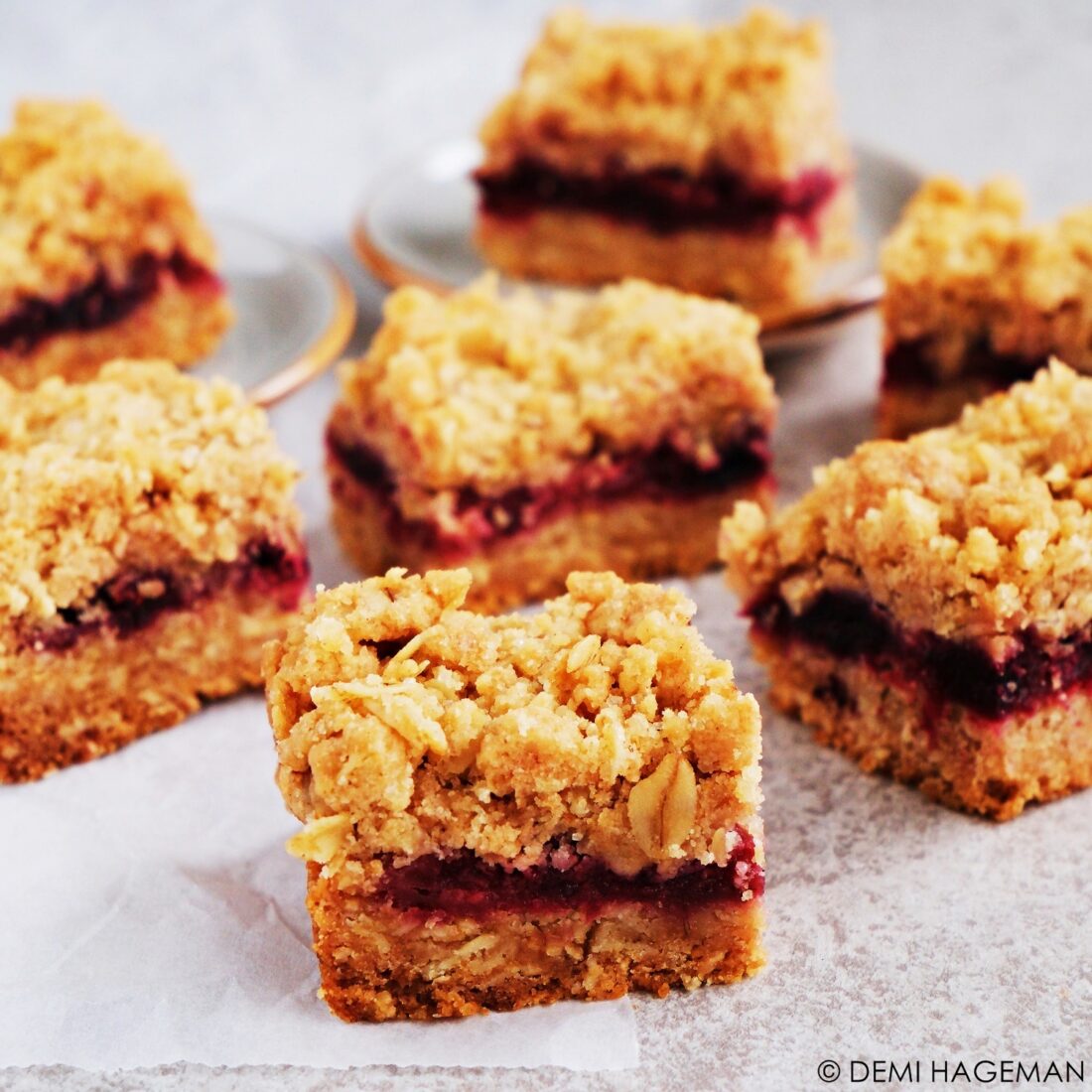 kruimeltaart met rood fruit