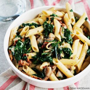 pasta met spinazie, champignons en zongedroogde tomaten