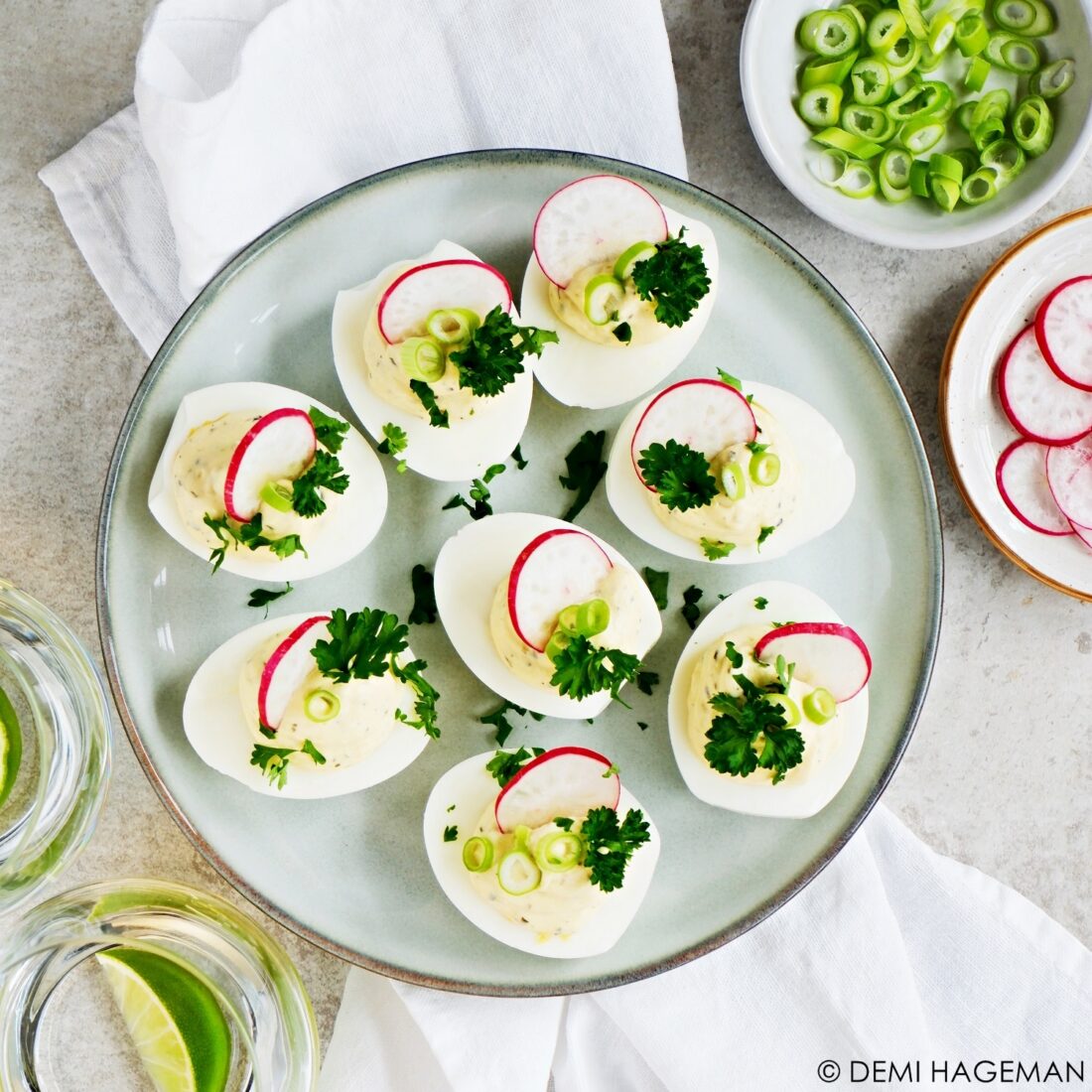 gevulde eieren met roomkaas gevulde eieren met kruidenroomkaas