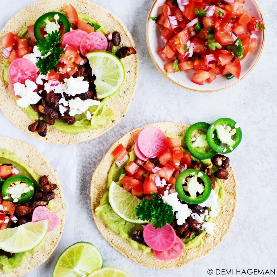 tostada's met avocado, picco de gallo en zwarte bonen vegetarische tostada