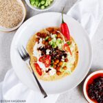 crispy chili olie wraps met geroosterde kikkererwten en huttenkase