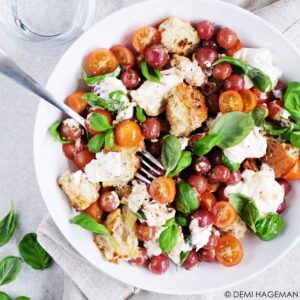 panzanella met geroosterde druiven en burrata