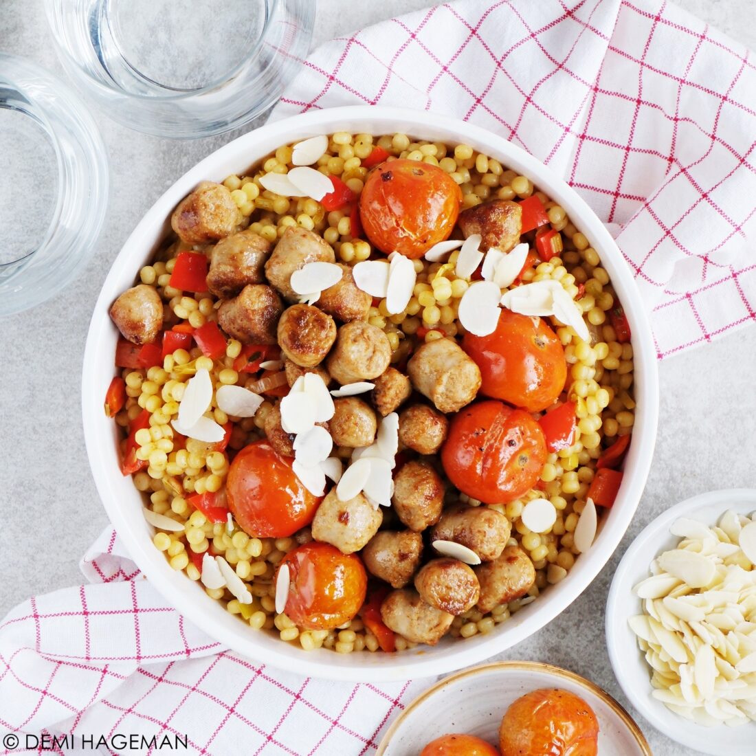 eenpansgerecht parelcouscous met chipolataworstjes