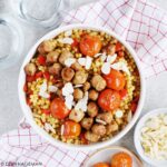 eenpansgerecht parelcouscous met chipolataworstjes